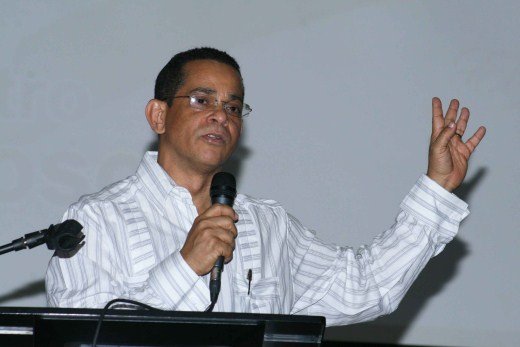 El Senador de Espaillat el Dr. José Rafael Vargas expone lo interesante de esta película en el 3er cine fórum en el teatro Don Bosco.